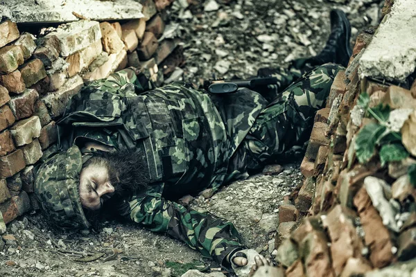 Soldado muerto. Soldado muerto mató soldados rusos. Foto militar, fondo del ejército. — Foto de Stock