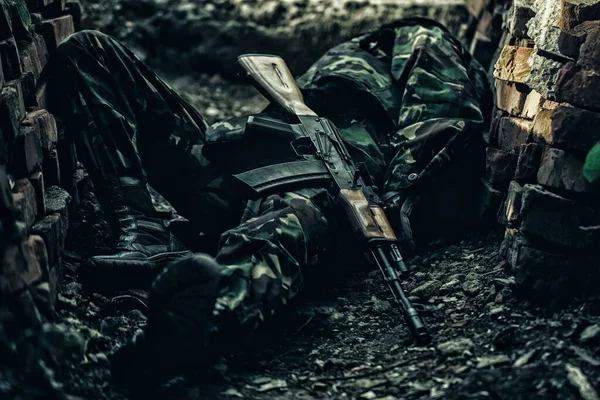 Soldado muerto. Soldados rusos o ucranianos muertos. La vida en guerra. — Foto de Stock