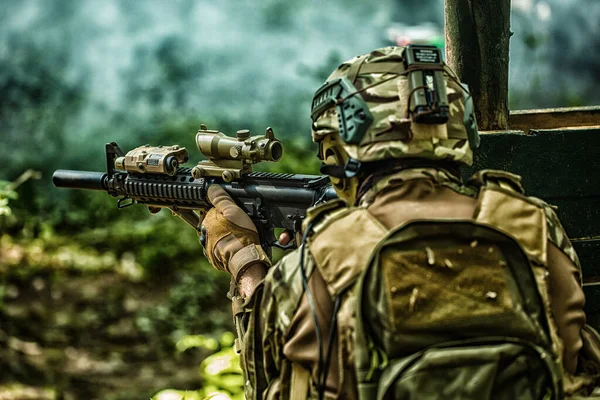 Batalla de los militares en la guerra. Soldado militar o oficial con armas. Soldado del ejército con rifle y ametralladora. — Foto de Stock