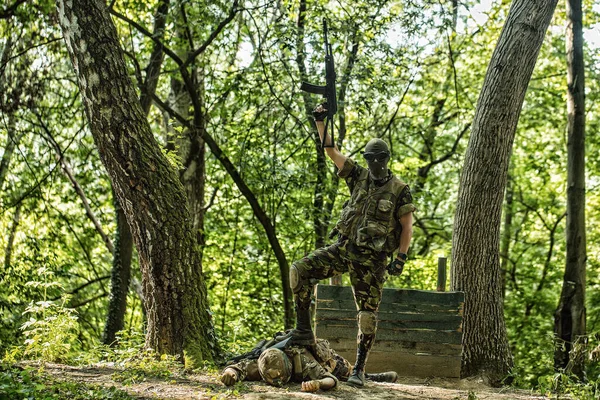Toter Soldat. Tötete russische oder ukrainische Soldaten. Armeesoldat mit Gewehr und Maschinengewehr. — Stockfoto