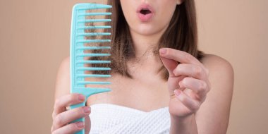 Kadın saçı dökülme sorunu, kellik. Sağlık hizmeti şampuanı ve güzellik ürünleri konsepti.