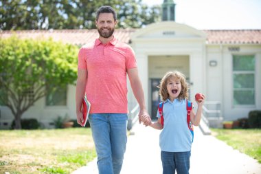 Baba ve oğul okula, eğitime ve öğrenmeye giderler. Baba oğlunu destekliyor ve motive ediyor. Çocuk ilkokula gidiyor..