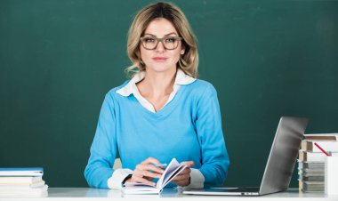 Üniversitede ya da lisede masa başında çalışan öğretmen ya da iş kadını portresi. Sınıfta okuyan genç bayan öğrenci.