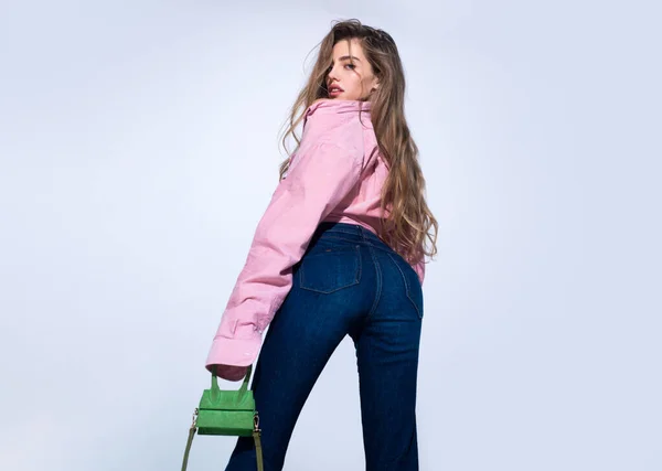 Mujer de moda en camisa rosa y jeans. Modelo de moda, hermosa mujer joven posando con vestido de moda de moda de moda, tiro al estudio. —  Fotos de Stock