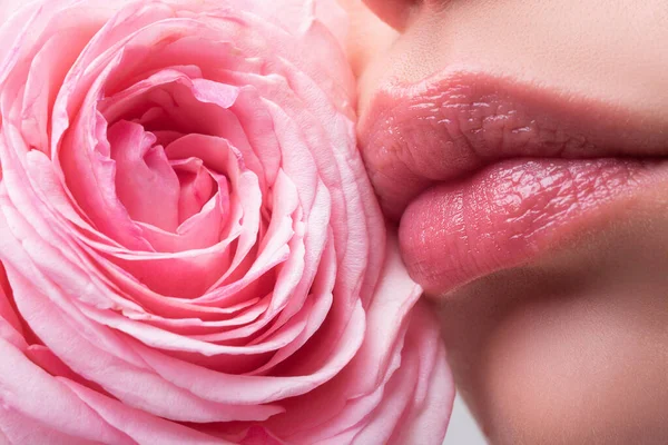 Tökéletes ajkak. Szexi lány száj közelről. Szépség fiatal nő Mosoly. Természetes telt ajak. Gyönyörű nő ajkak rózsával. Természetes szépség. — Stock Fotó