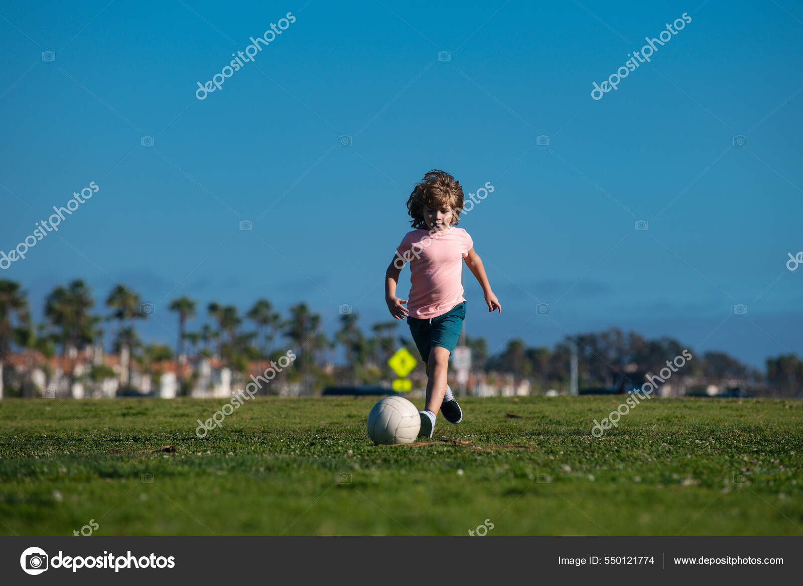 As crianças jogam futebol na escola