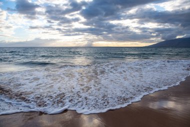 Tropik plaj manzarası. Yaz sahilinden gökyüzü manzaralı deniz manzarası. Kıyı manzarası.