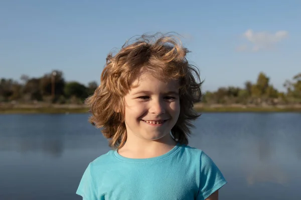Zblízka portrét roztomilé malé dítě venku. Dětství a rodičovství koncept. — Stock fotografie
