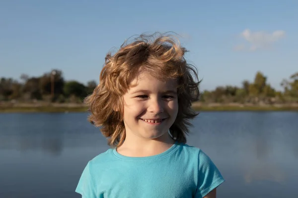 Primer plano retrato de un niño lindo al aire libre. Concepto de infancia y crianza. —  Fotos de Stock