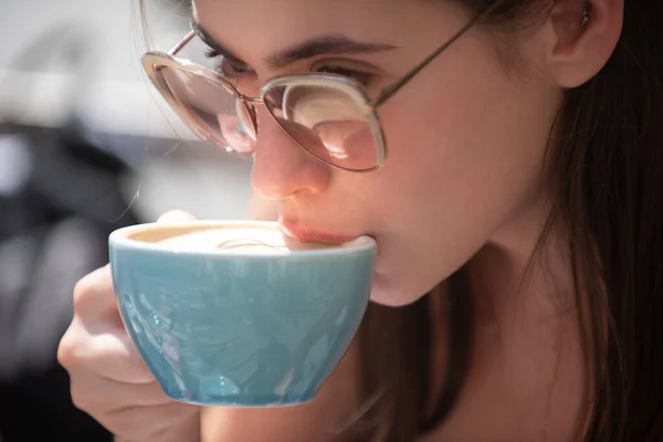 Primer plano retrato de mujer con taza de café. Chica sosteniendo cerca de sus labios una taza de café caliente. Cierre el labio de la mujer con la boca beber café con leche. —  Fotos de Stock