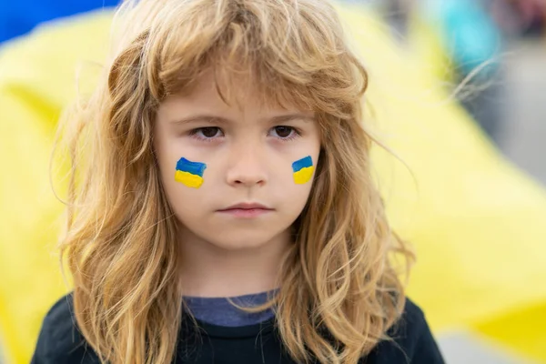 Україна прасує на дитячих щоках. Протест людини. — стокове фото