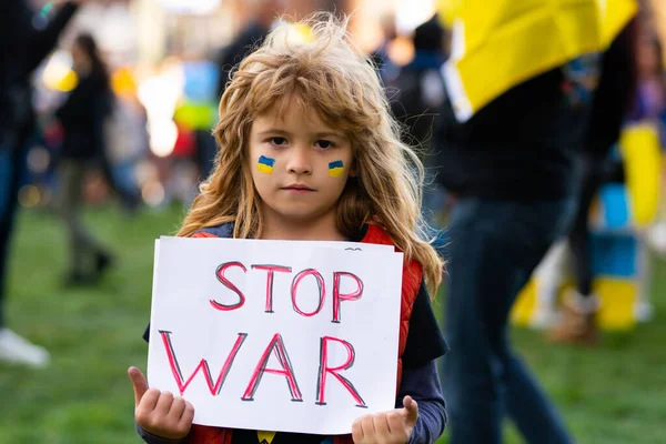 Raad Geen oorlog, Stop oorlog. Kleine Oekraïense patriot. Geen oorlog met Oekraïne. Oekraïense geopolitieke wereldcrisis. — Stockfoto