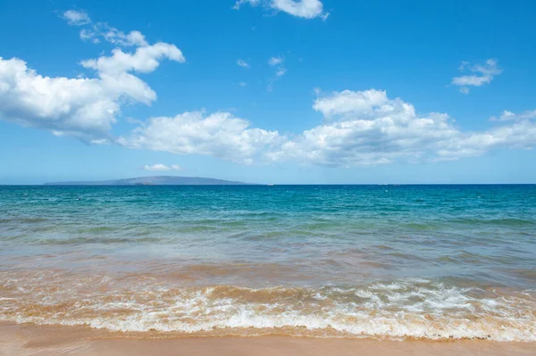 Pantai dengan pasir emas, air laut pirus. Pemandangan laut panorama. Latar belakang alami untuk liburan musim panas. — Stok Foto
