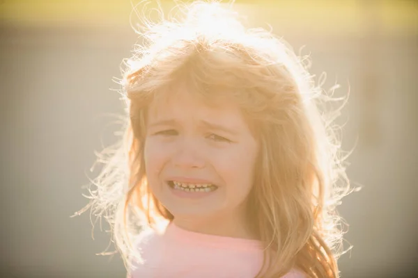 Cara de primer plano del niño llorando al aire libre. Los niños lloran. Cara de niño triste infeliz. — Foto de Stock