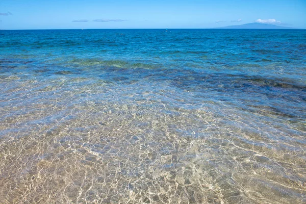 Tekstur permukaan air laut yang tenang dengan percikan dan gelombang. Latar belakang alam abstrak. Latar belakang permukaan air laut aqua. — Stok Foto