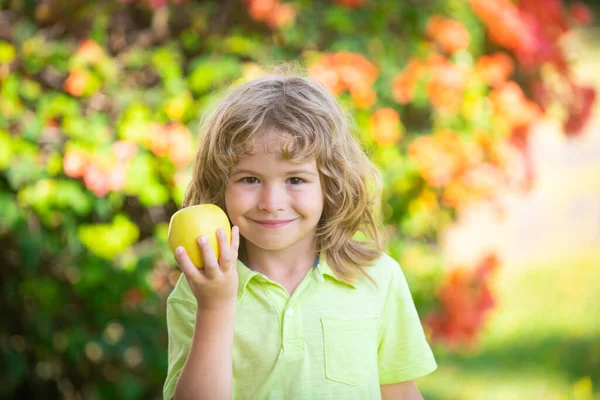 Klein schattig kind dat groene appel eet. Portret van een kind dat een appel eet en bijt. Geniet van het eten. Gezond voedsel en kind concept. — Stockfoto