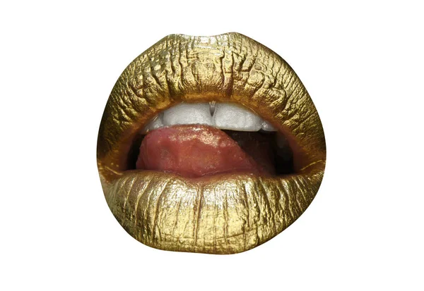 Penutup lipstik emas. Bibir dengan riasan metal. Bibir seksi, lipstik logam menutup. — Stok Foto