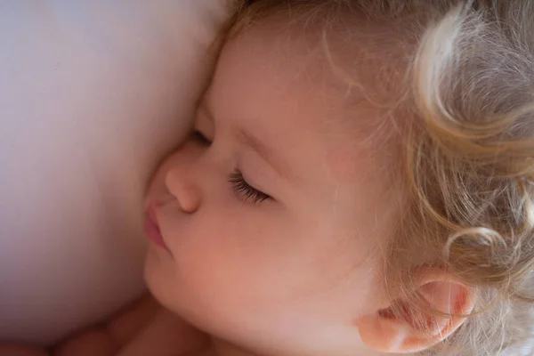 Cara fechada de bebê dormindo na cama. Retrato de crianças sonolentas. — Fotografia de Stock