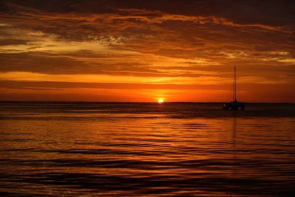 Barco no mar ao pôr-do-sol. Barcos à vela com velas. Iate oceânico navegando ao longo da água. — Fotografia de Stock