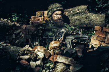 Askeri operasyon. Saldırı tüfeği ve makineli tüfekle ateş etmek, düşmana saldırmak. Askeri fotoğraf, ordu geçmişi..