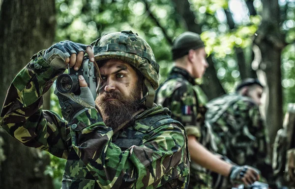 Фотожурналіст, що документує війну, фотограф військової преси. Військова операція. Стрілянина з штурмової гвинтівки і кулемета, атакуючи ворога. Військове фото, армійське тло . — стокове фото