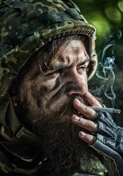 Закрийте портрет російських або україніанських солдатів, які курять. Росія - український солдат. Втомлений солдат. — стокове фото
