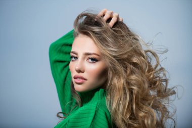 Stüdyoda seksi bir kadın poz veriyor. Güzel genç bir kadının portresi. Şehvetli, güzel bir kadın modelin yüzünü yakından çek. Doğal güzellik kadını..