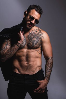 Moda ve seksi erkek model. Ciddi yüzlü yakışıklı bir adamın portresi.