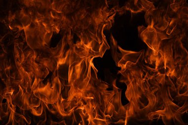 Siyah arka planda yangın alevleri. Ateş, izole edilmiş, soyut bir yapı. Yanan ateşle yanan efekt.