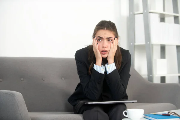 Tristeza mujer de negocios deprimida, chica secretaria de frustración, empleado estresado trabajando horas extras con demasiado trabajo, problema de oficina en el espacio de trabajo. —  Fotos de Stock