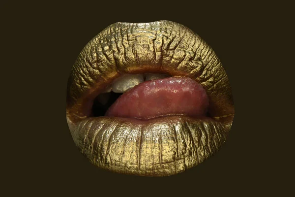 Sexy chica labios dorados, boca de oro. Maquillaje de piel dorada brillante. Brillo metálico brillo dorado maquillaje de brillo de labios. Concepto de labios glamour — Foto de Stock