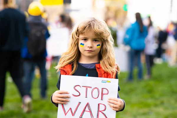 Guerra na Ucrânia. Agressão militar mundial. Jovem patriota, activista infantil. Geopolítica russa e crise na Ucrânia. — Fotografia de Stock