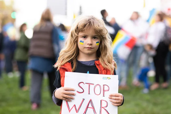 Raad Geen oorlog, Stop oorlog. Kleine Oekraïense kindpatriot. Amerika staat met Oekraïne. — Stockfoto