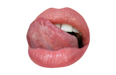 Kadın dudaklarının şehvetli şekli. Güzel ağız ifadesi konsepti. Dudaklarını şehvetli bir dille yalayan kırmızı rujlu bir kadın yüzü..