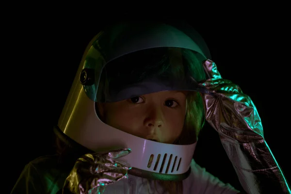 Concept cosmonaute pour enfants de l'espace. Portrait d'un petit garçon positif portant un casque avec joie. Arrière-plan isolé avec espace de copie. Gros plan enfants visage sur noir. — Photo
