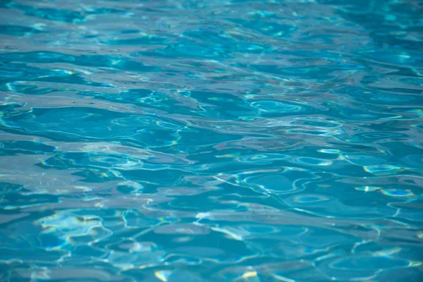 Onda ondulada abstracta y superficie de agua turquesa transparente en la piscina, ola de agua azul para el fondo y diseño abstracto. — Foto de Stock