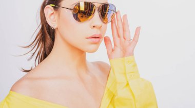 Güneş gözlüklü kadın. Vogue modası. Yaz gözlüklü kız..