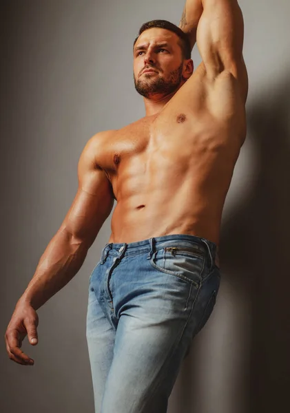 Torso nudo. Corpo maschile nudo. Ragazzo nudo. Un uomo muscoloso sexy. Modello in topless fitnes. addominali nudi. — Foto Stock