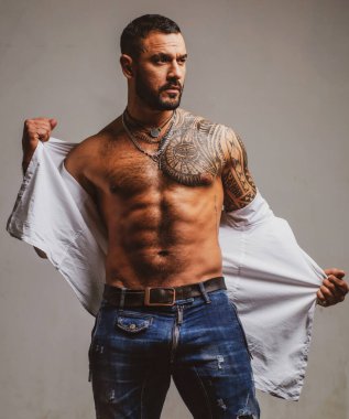 Seksi erkek soyunma gömleği. Acımasız bir adam, yakışıklı erkek modelin ciddi yüzü, erkek gücü kavramı ve güçlü. Moda erkek modeli, moda tarzı..