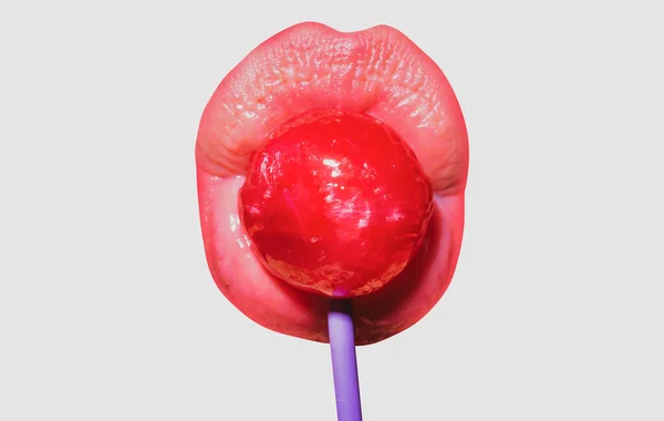 Vrouw likt lolly, kunstvaandel, rode lippen met lolly. Sexy rode vrouwelijke mond en tong met lolli pop. Kunstprint voor design geïsoleerd op wit. — Stockfoto
