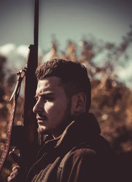 Chasseur avec fusil de chasse en chasse. Chasseur pendant la saison de chasse d'automne. Un homme tenant un fusil. Chasse au cerf. Gros plan Portrait de hamdsome Hunter. — Photo