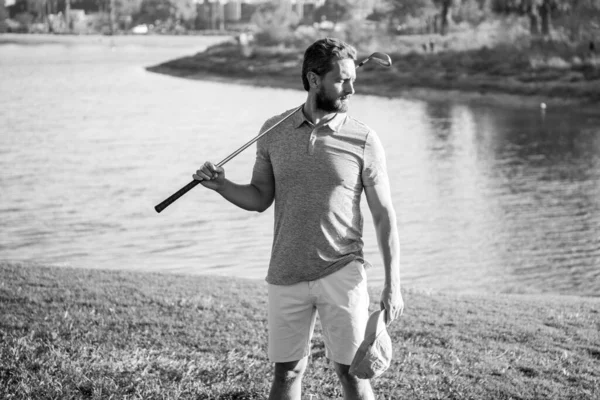 ゴルフ場でゴルフをする男のゴルファー. — ストック写真