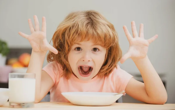 Дети едят здоровую пищу дома. Ребенок ест суп ложкой. — стоковое фото
