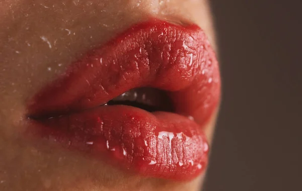 Labios. Parte de la cara de mujer de cerca. Sexy labio regordete con maquillaje. Labios, lápiz labial rojo, boca aislada. Sexy chica boca de cerca. Lengua sensual en la boca de una joven. Cosméticos y cosmetología. —  Fotos de Stock