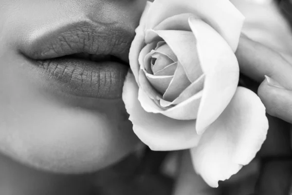 Wargi z bliska róża. Różowe usta. Naturalna farba z ust. Zmysłowe usta pięknych modelek. Makijaż z bliska. Płynie wiosna. — Zdjęcie stockowe