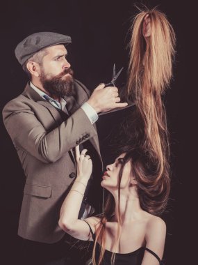 Çok modaya uygun ve şık. Uzun saçlı. Moda saç kesimi. Kuaför, güzellik salonu. Şık kuaför portresi. Saç Stüdyosu.