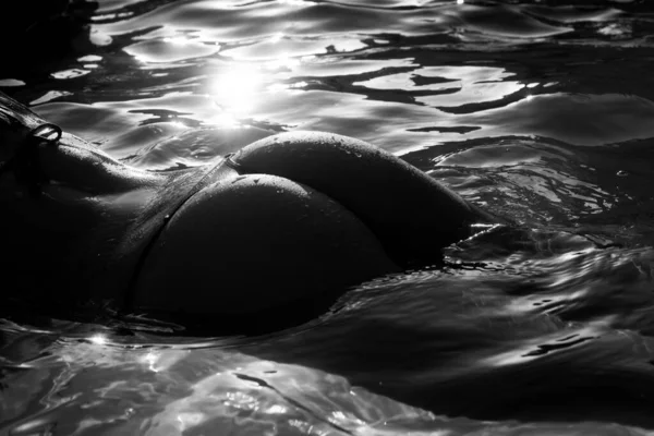 Чуттєвий басейн у басейні крупним планом, літня подорож, жінка з гарячими природними сідницями розслабляється у воді. Мокре тіло, позаду сексуального бікіні. Спокушання і модель задоволення. Розкішні пристрасні сідниці . — стокове фото
