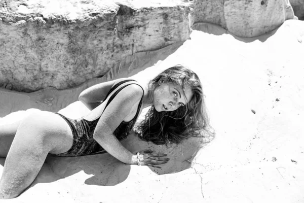Sexy Summer Body. Donna sdraiata nella sabbia sulla spiaggia. Vacanze in Paradiso. Ragazza di sabbia sulla spiaggia di sabbia. — Foto Stock