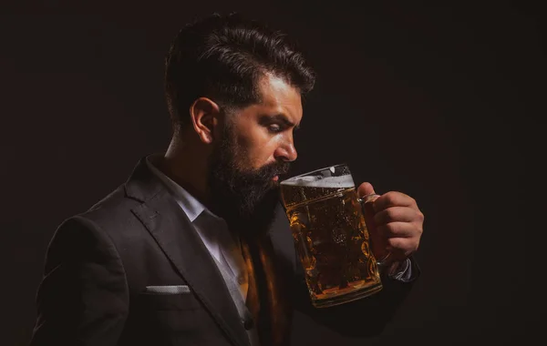 Портрет бородатого хіпстера тримає ремісниче пиво, ізольоване на чорному . — стокове фото