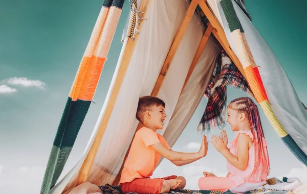 Mutlu çocuklar kamp yapıyor. Çocuklar dışarıda çadırda. Çocukluk konsepti. Çocuk adaptasyonu. Yaz haftasonu. — Stok fotoğraf